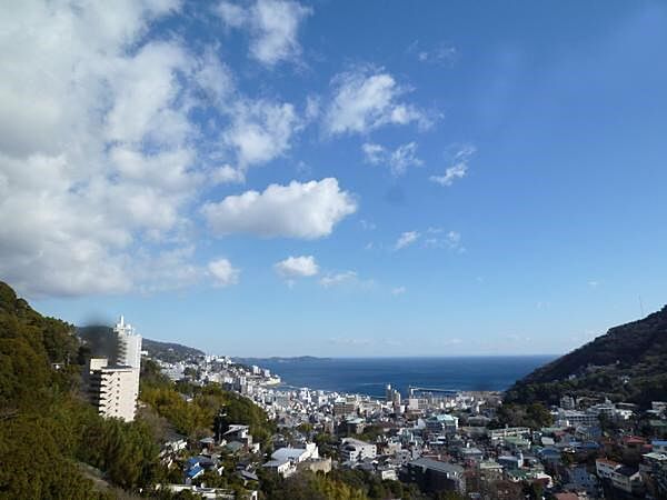 展望ラウンジからは熱海港や市街地を望めます。紅葉ヶ丘町の高層階から熱海を堪能。　