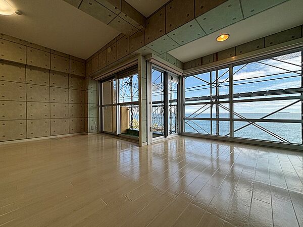 【洋室】ソファなどに座った状態でも相模湾を一望できます。