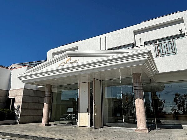 【レジデンス】熱海市伊豆山七尾原に建つ、ホワイトの外壁が目印のリゾートレジデンス。