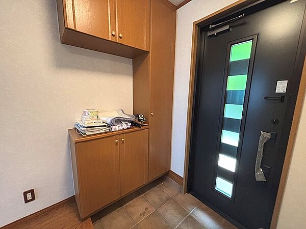 玄関も広く、下駄箱も収納多めです。