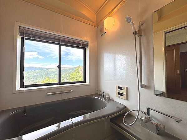 2階のビューバスから山々を見ながら温泉で寛げます。※温泉利用には別途引込費用が掛かります。