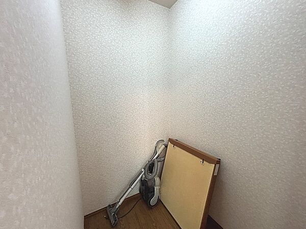 ダイニングに隣接している納戸です。