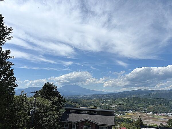 2階テラスから富士山系の山々を望みます。雄大な山の景色をお愉しみください。