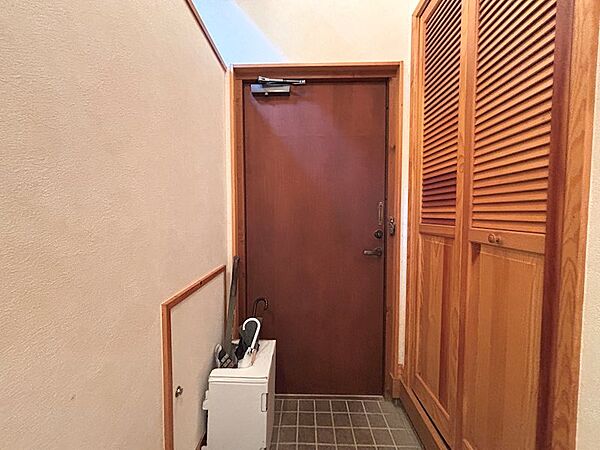 玄関にも大容量の収納がございます。お庭の手入れ用具も収納しておけます。