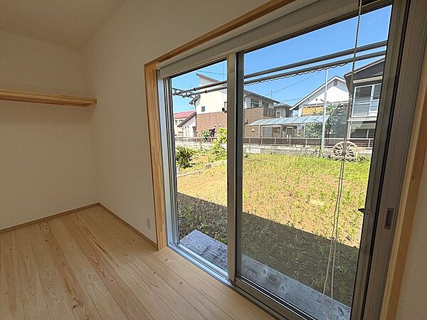 大きい掃き出し窓が付いております。