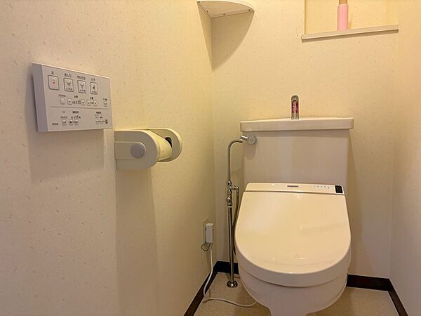 【お手洗い】清潔感のあるウォシュレットトイレです。