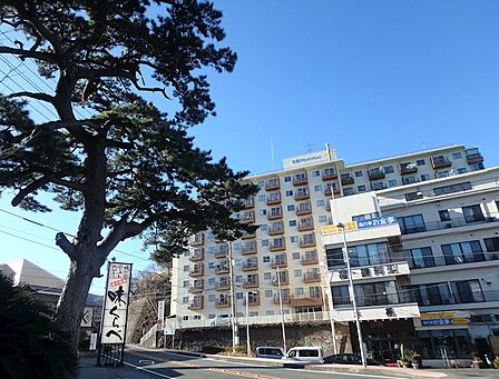 【外観】国道135号線沿いに建つヴィンテージマンション。