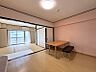 その他：【ダイニング】対象住戸のご紹介です。広々としたダイニング部分。天井、壁のクロスの色・質感を場所毎に変えており心地よい空間デザインになっております。