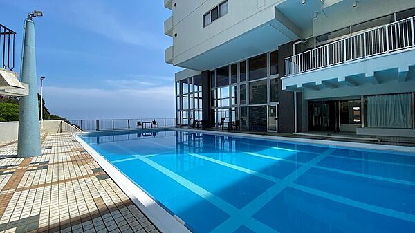 【屋外プール】熱海のメインシーズンの夏を目前にしています。夏は、リゾートの方で賑わいます。