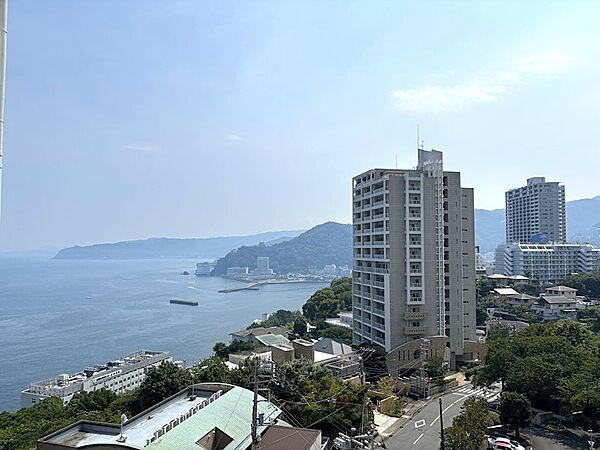 バルコニー左側は相模湾と熱海の街並みを望みます。花火大会もこちらからご覧いただけます。