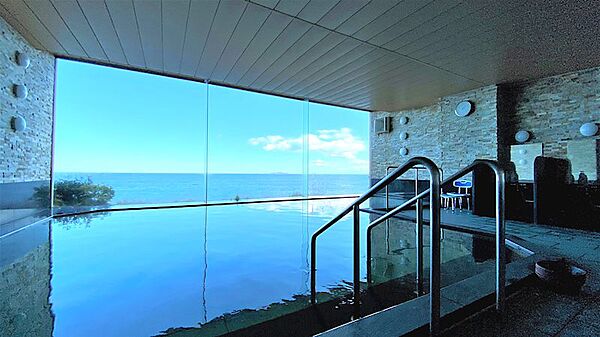 水平線望める温泉大浴場。