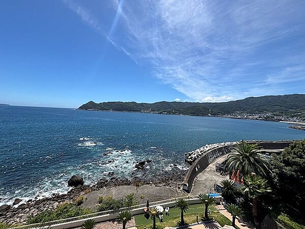 窓の向こうに広がる青い海は、まさにリゾートそのものです。