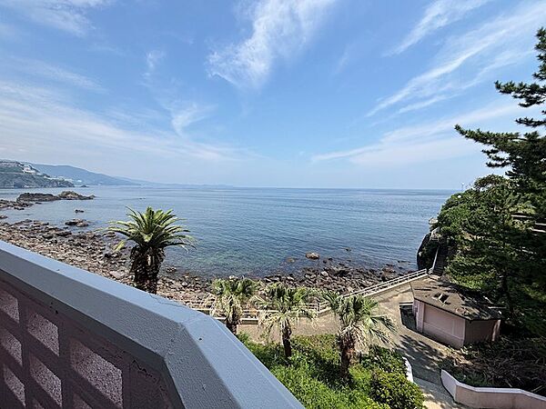 バルコニーから望む相模湾。