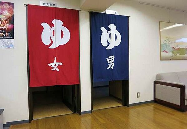 男女別温泉大浴場です。手前にトレーニング機器がありますので人汗かいてからご入浴も楽しめます。