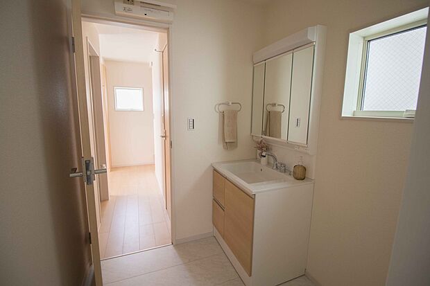 家の中でも特にプライベートスペースとなる洗面所は、洗濯場所と浴室を同じ空間でまとめております。小窓を設置しておりますので、熱気などが籠りやすい空間でちょっとした空気の入れ替えを。