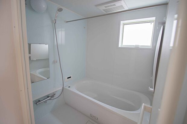 明るい作りの浴室は心も体もリフレッシュさせてくれます。窓もあるので湿気を外へ逃がすことも出来ます。