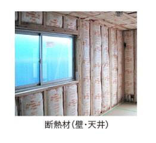床・天井・壁の隙間に断熱材を入れることで、外部との断熱性・室内の保湿性を高め、快適な居住空間を保ちます。