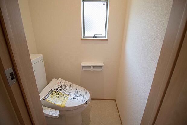 小窓を設置する事により明るく、通気性の良いトイレとなっております。中はゆとりのある大きさを確保しておりますので、ゆったりとお使い頂けます。 