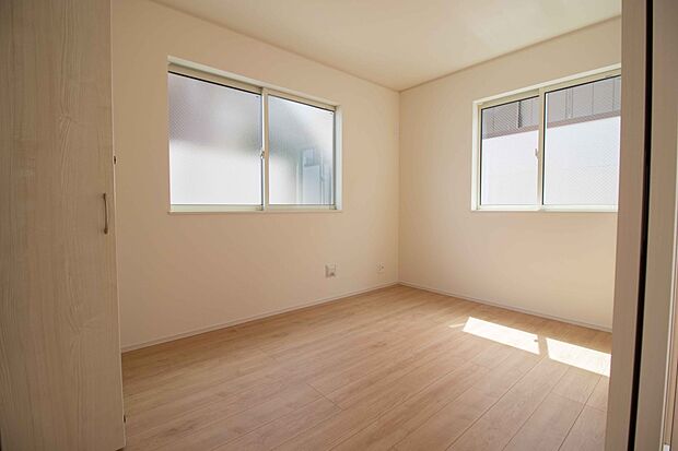 明るい窓のあるお部屋は子供部屋にぴったり。可愛い家具で素敵なお部屋に。