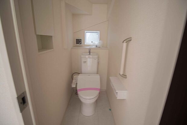 小窓を設置する事により明るく、通気性の良いトイレとなっております。中はゆとりのある大きさを確保しておりますので、ゆったりとお使い頂けます。