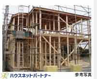 常に呼吸し、気候の変化に合わせて微妙に伸縮する木材こそが、高温多湿な日本の気候風土に最適と確信しているからです。「木造軸組構法」は土台、柱、梁などの住宅の骨格を機の軸で作る工法で、1000年にわたり、