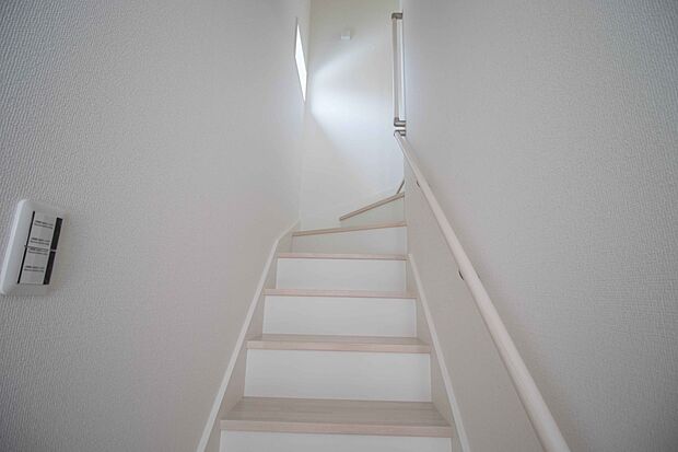手すりがないと階段の昇り降りで危険なことはもちろん、壁に手をつきながら歩くことで壁紙が汚れやすくなります。すべての方に安心して昇り降りしていただくため、手すりを設置しました。