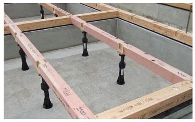 1階の床を支える部材で、しっかりとした荷重性能があります。床を支える床束そのものが腐朽しては意味がありません。当社はシロアリや腐朽に無縁の安心の樹脂製を採用しております。施工後、乾燥による大引の木やせ
