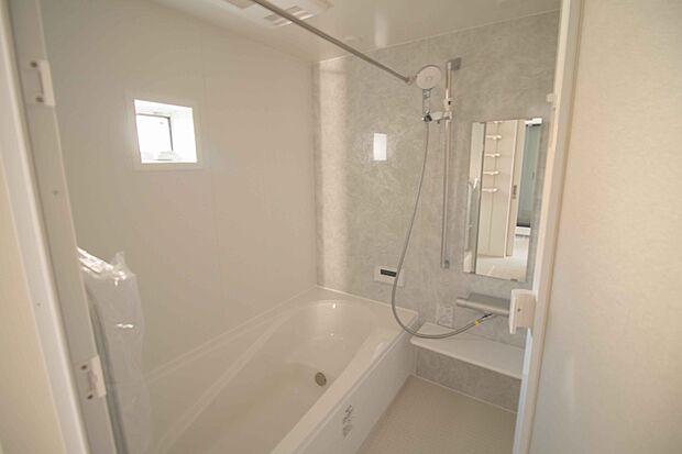 全身浴と半身浴ができる高い機能性と、満水容量を削減して水道・光熱費を節約しました。デザインとエコ性能を両立させた、これからのスタンダード浴槽です。