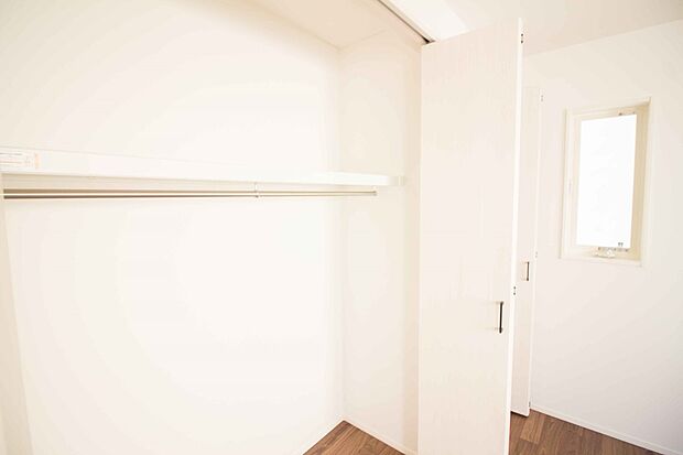多くの人がお困りの住まいの収納。壁面クローゼットがあればタンスを置く必要がなく、出っ張りのないスッキリ空間を維持できます。限られたスペースを有効に活用できそう。