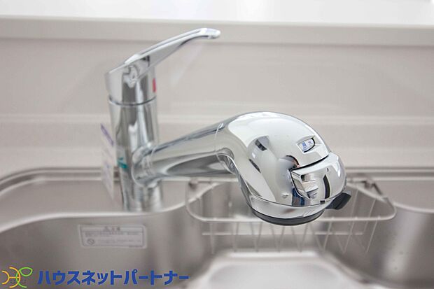 【一体型浄水器】一つの蛇口で「原水（水道水）」「シャワー」「浄水」を切り替えられる、浄水器を内蔵した混合水栓です。浄水は、水栓本体の首部分に付属のカートリッジをセットして使用します。