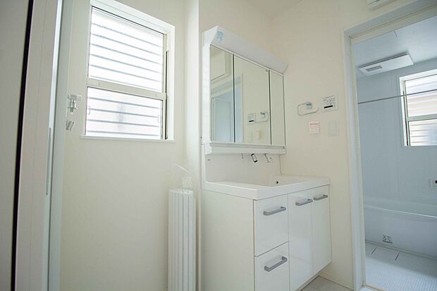 明るい清潔感のある洗面所は、鏡も大きくシンクが広々。朝の支度も楽にこなせます。