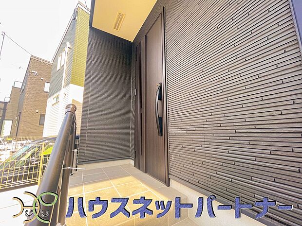 玄関の扉を開けるとそこは家族の待つお家。笑い声が聞こえてきそう。