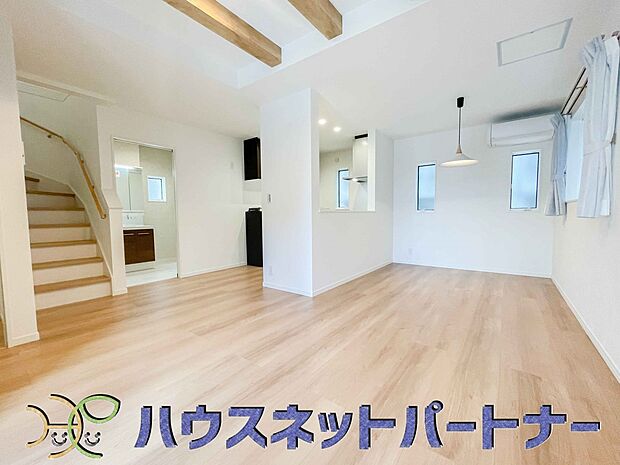 階を移動する際にリビングを通る、リビングイン階段。自然なかたちで家族が集まるため、お子様の個室が1階や3階にある場合でも、毎日の挨拶や会話が増えやすくなります。