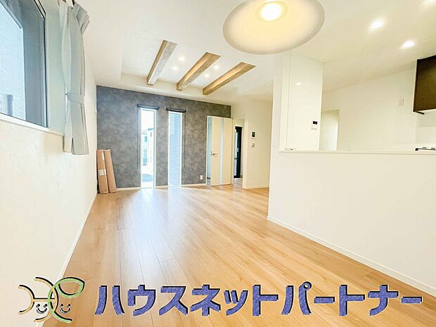 整然とした空間演出、快適な理想の暮らしの実現は家のみの拘りではなく、そこで暮らす方々にとって素敵な環境であることも挙げられると思います。四季折々の変化が奏でる鼓動を楽しんで下さい。