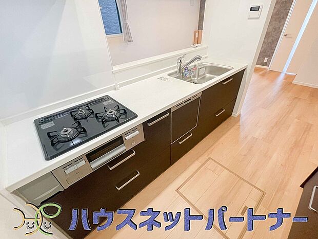 三口コンロで料理の幅を拡げてくれる使いやすいシステムキッチンを採用。洗い場も大きいので野菜や食器を洗ったりする際にも捗り、奥様の強い味方となってくれるはずです。