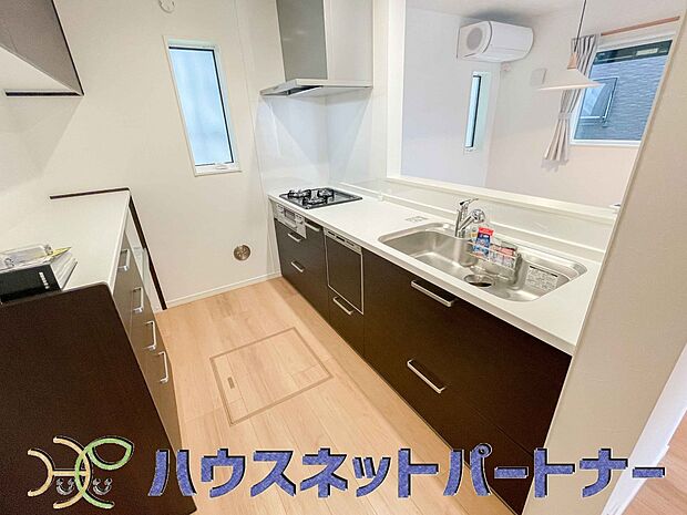 カウンターキッチンは広くて収納力もあるので、快適に料理をすることができます。食器や炊事用具を手の届くところに配置しやすいため調理もスピーディーです。