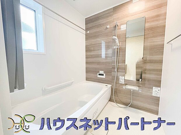 心地よいバスタイムを演出する浴室はゆとりあるサイズを採用。保温機能付き、汚れをはじく有機ガラス系の新素材を採用した浴室。美しく機能的な設備を採用。