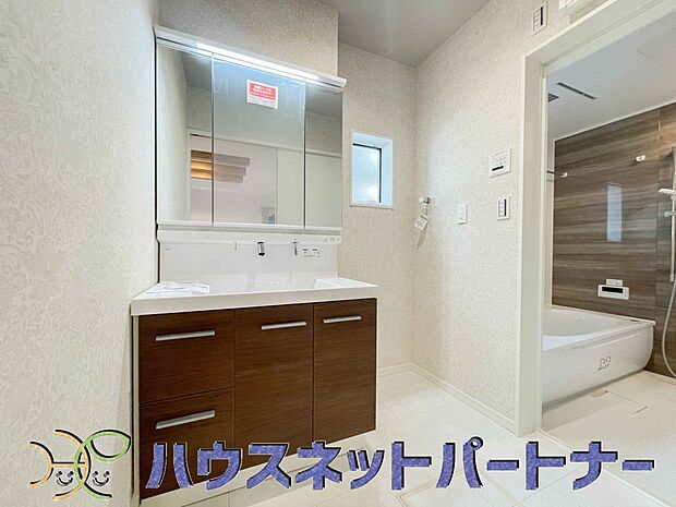 大きく見やすい三面鏡で清潔感ある洗面台は、身だしなみチェックや肌のお手入れに最適です。何かと物が増える場所だからこそ、スッキリと見映えの良い空間に拵えました。