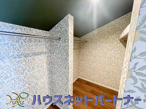 ウォークインクローゼットのメリットは、衣類の他、バッグやアクセサリーなど、身につけるものを一部屋に集めて管理できること。必要なときに見つけやすいです。