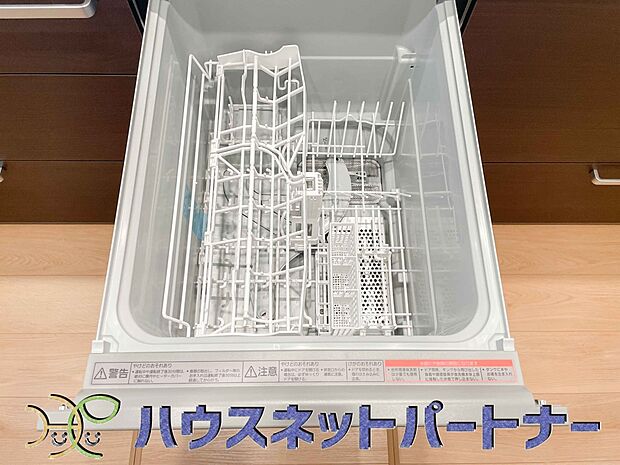 食器洗いのわずらわしさから開放してくれる嬉しい設備。後片付けの手間を減らし奥様の時間を有効活用できます。お湯と洗剤を使う機会が少なくなるため、手荒れ防止にも。