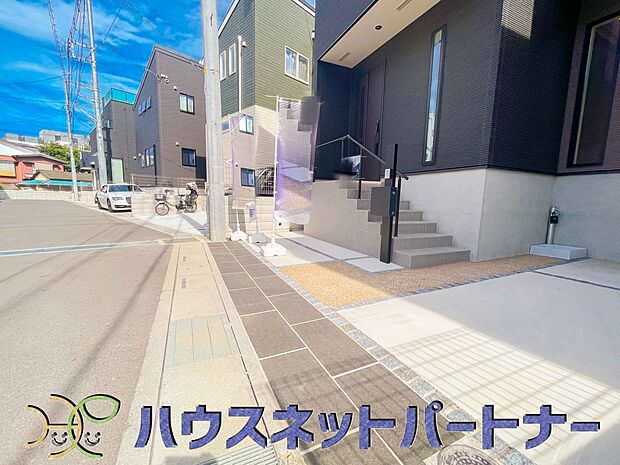 前面道路の日当たりの良い明るいお家。