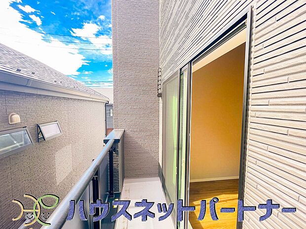 青い空が近くに感じるバルコニーは、爽やかな風をお部屋へ運んでくれます。
