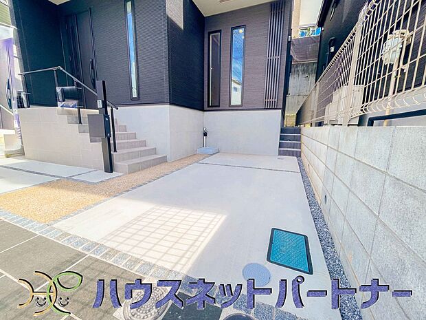 玄関横に駐車場なのでお買い物をした後は楽にお家へ。沢山お買物した時は助かりますね。