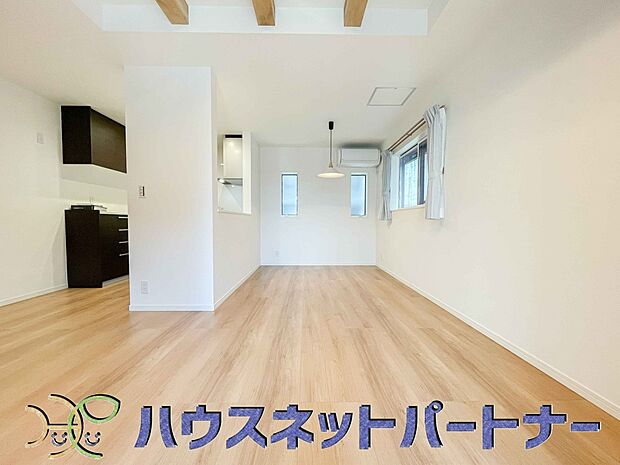 リビングは、食事スペースと寛げる場所設けてもまだ余裕の広さ。明るい光が照らしてくれます。