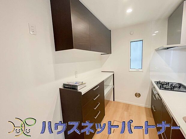 木目調のキッチンは落ち着いた雰囲気で収納もたくさん。嬉しい浄水器付です。汚れも目立ちません。