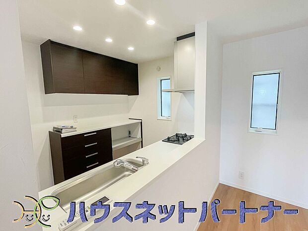 忙しい朝でも家族揃って食事をして頂ける、ゆとりある大きさのダイニングスペース。奥様の手料理をカウンター越しに受けとって頂き、テーブルで囲む素敵な時間を存分にお愉しみ下さい。