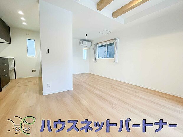 明るく開放的なダイニング。家族とのコミュニケーションが取りやすく、みんなの笑顔が溢れます。