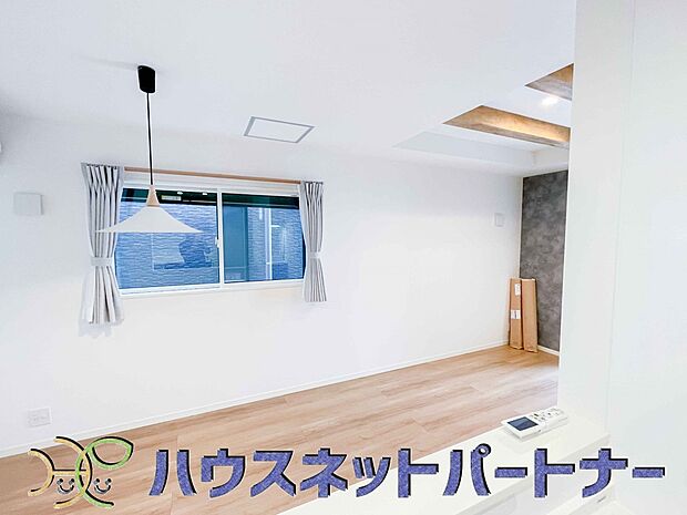 キッチン吊戸棚を無くす事によって、コミュニケーションを重視した設計に致しました。区画によって変わる一体感を、実際にご覧になって頂けましたらと思います。