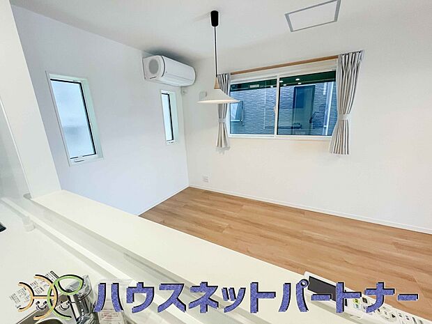 カウンターキッチンなら、リビングで遊ぶ子供の様子を見ながら料理ができるので安心です。