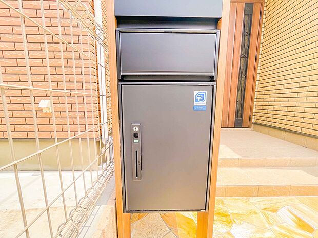 宅配ボックス。好きな時間にいつでも荷物を受取れるため、到着時間を気にして自宅で待機したり、再配達の連絡をする手間がかかりません。共働きなど不在が多い方、ネット通販の利用が多い方に大変便利。